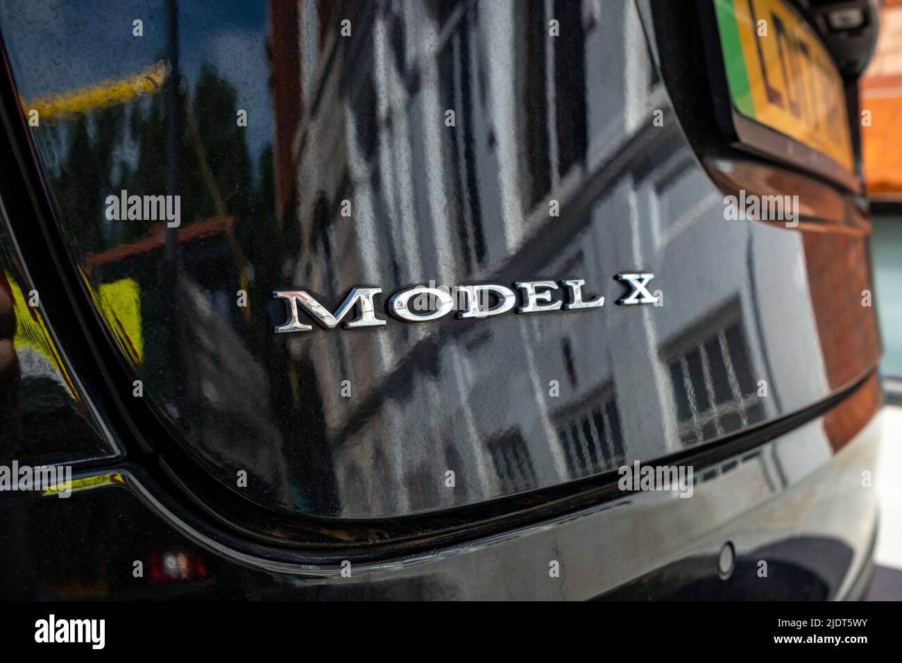 London - Mai 2022: Telsa Model X parkte auf der vornehmen Londoner Straße Stockfoto