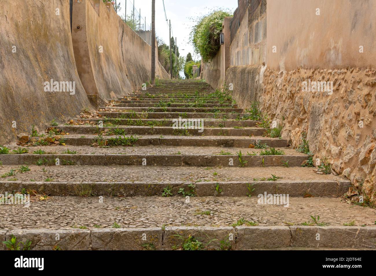 Steintreppe in einem Zustand der Verschlechterung und Verlassenheit, die Zugang zu den Calvari von Felanitx, Insel Mallorca, Spanien gibt Stockfoto