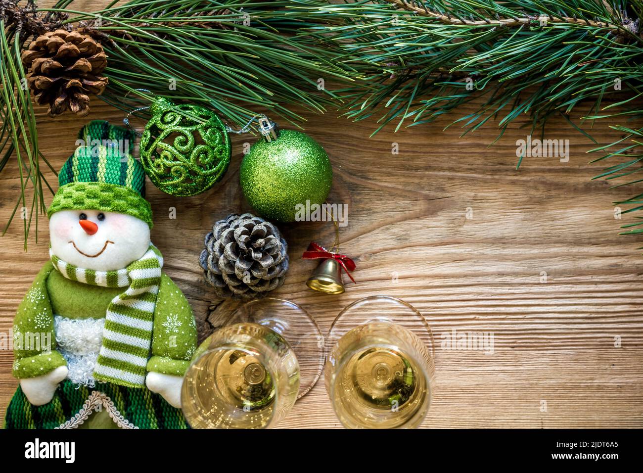 Neujahrsurlaub mit Fichtenzweigen und mit einem Paar Weingläser Champagner. Flach liegend, Draufsicht, Kopierbereich Stockfoto