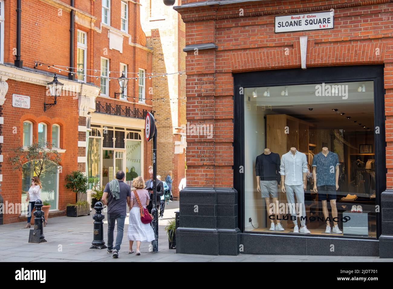 London – 2022. Mai: Shopper und Schaufenster auf dem Sloane Square, einem Einkaufsziel im Südwesten Londons Stockfoto