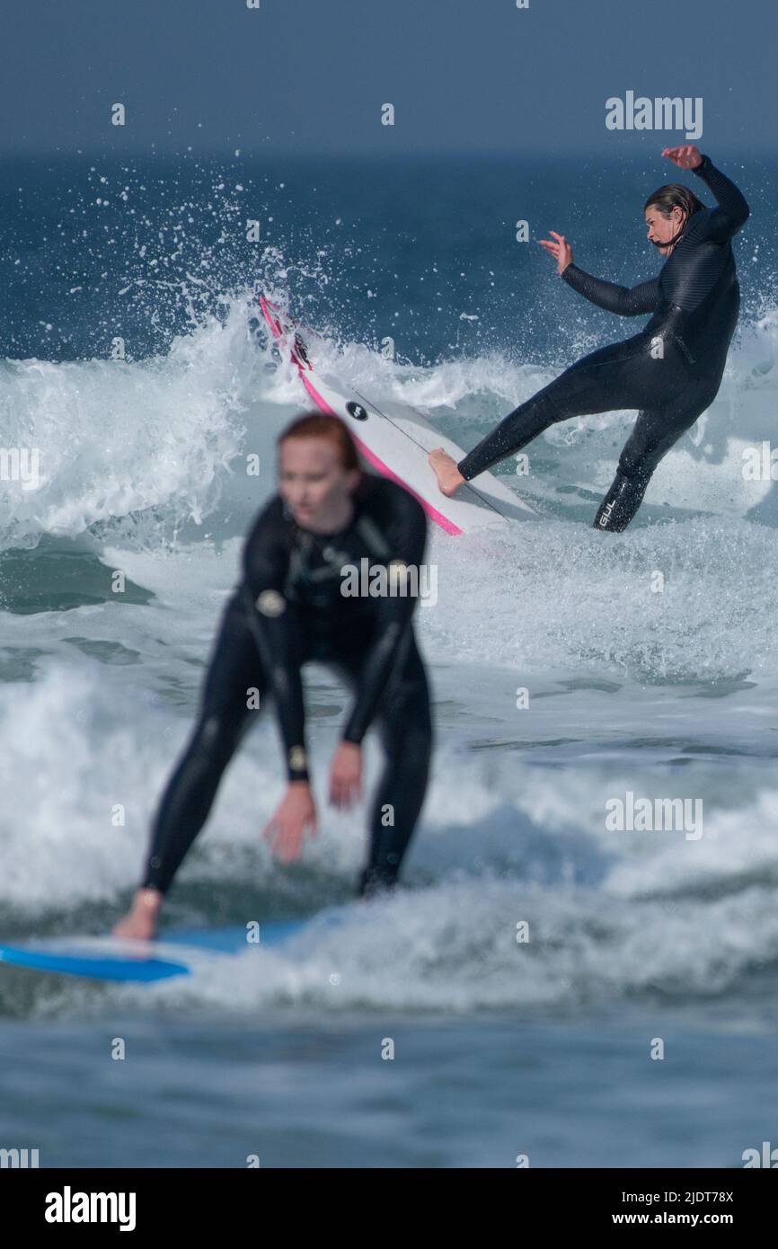 Wildes Surfen im Fistral in Newquay in Cornwall in Großbritannien. Stockfoto