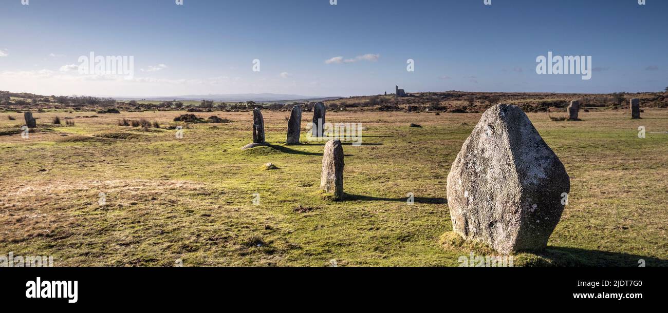 Ein Panoramabild des späten Nachmittagslichts über dem spätneolithischen frühen Bronzezeit stehende Steine die Hurler auf Craddock Moo auf Bodmin Moor. Stockfoto