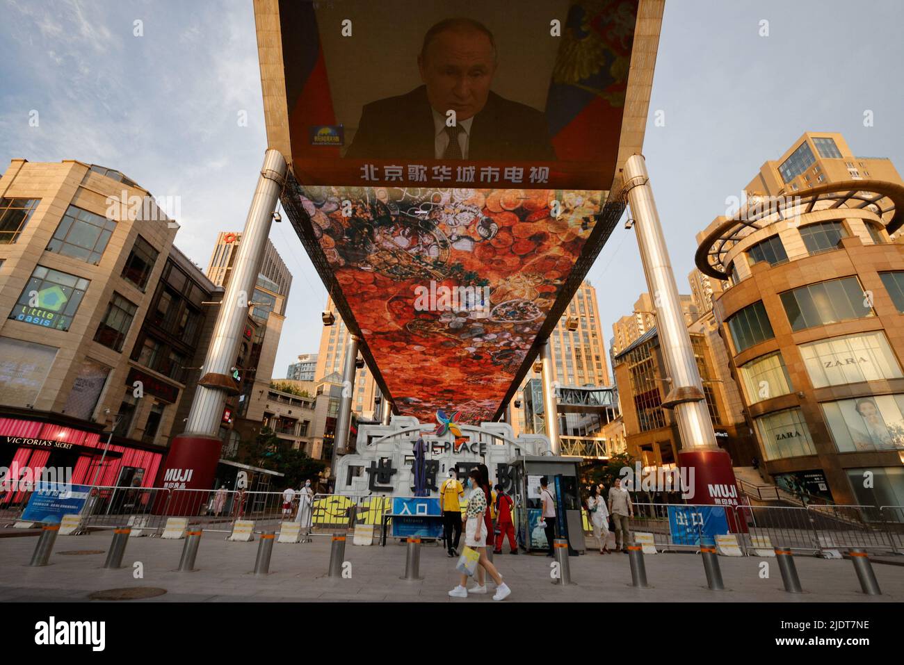 Ein Bildschirm zeigt eine CCTV-Medienübertragung des russischen Präsidenten Wladimir Putin, die am 23. Juni 2022 in einem Einkaufszentrum in Peking, China, das BRICS-Wirtschaftsforum via Videoverbindung anspricht. REUTERS/Thomas Peter Stockfoto