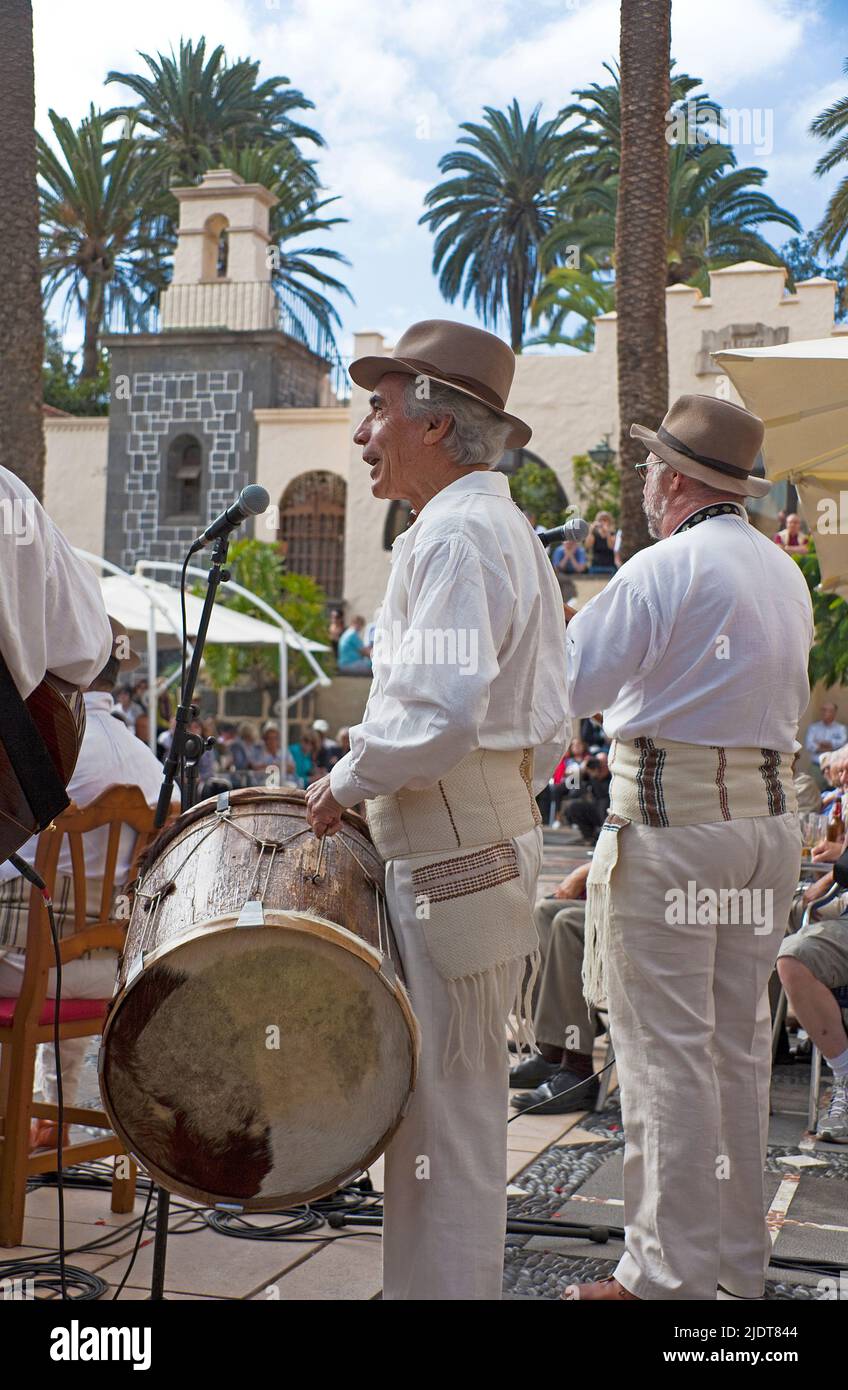 Folklore-Show im Pueblo Canario, Musiker mit traditionellen Kostümen im Parque Doramas, Las Palmas, Grand Canary, Kanarische Inseln, Spanien, Europa Stockfoto