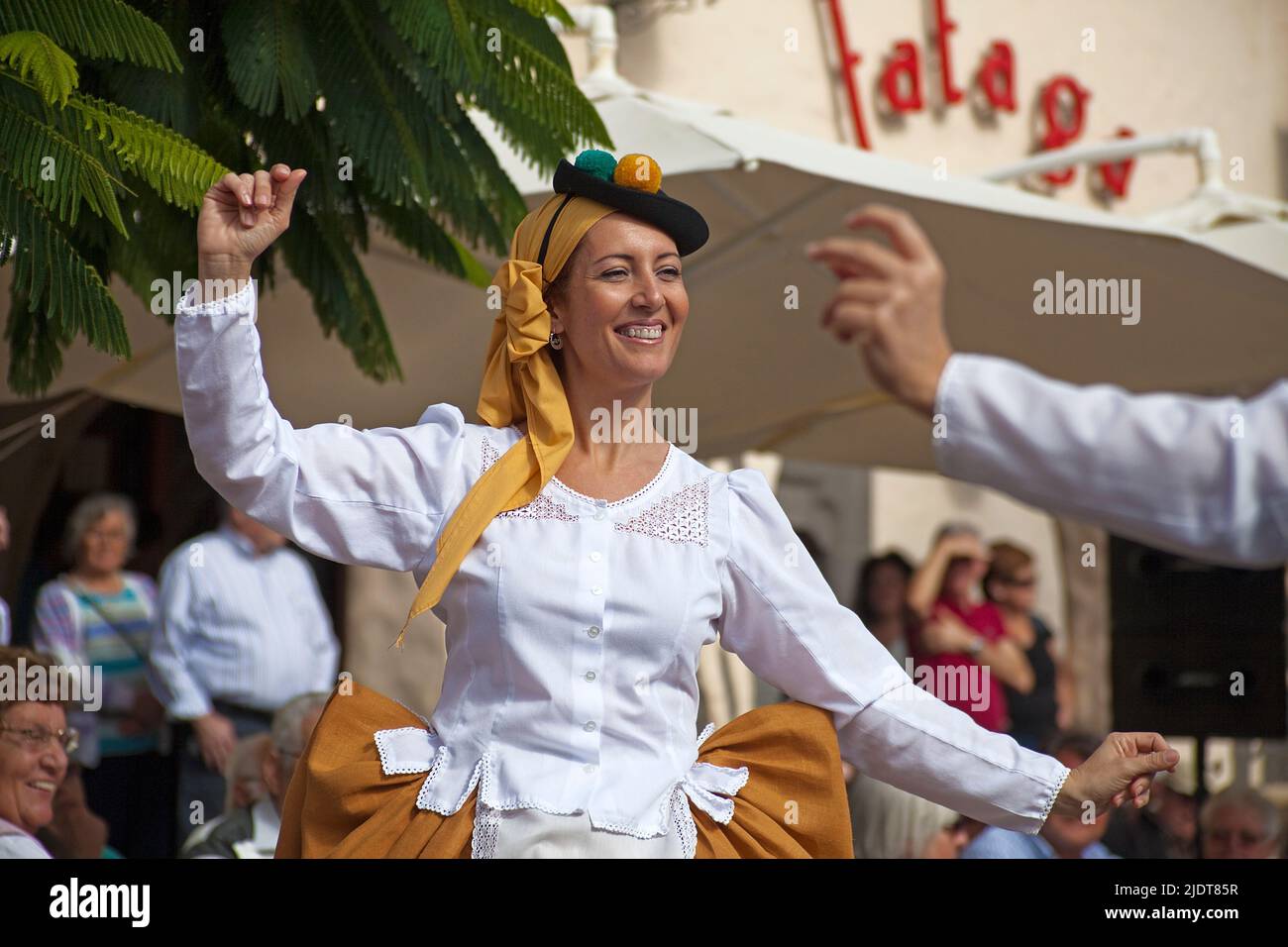 Folklore-Show im Pueblo Canario, tanzende Frau in traditioneller Tracht im Parque Doramas, Las Palmas, Grand Canary, Kanarische Inseln, Spanien, Europa Stockfoto