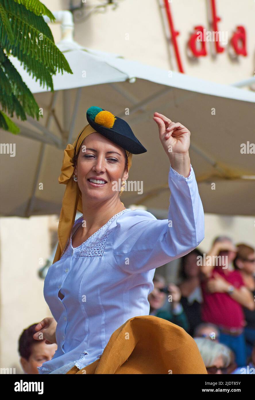 Folklore-Show im Pueblo Canario, tanzende Frau in traditioneller Tracht im Parque Doramas, Las Palmas, Grand Canary, Kanarische Inseln, Spanien, Europa Stockfoto