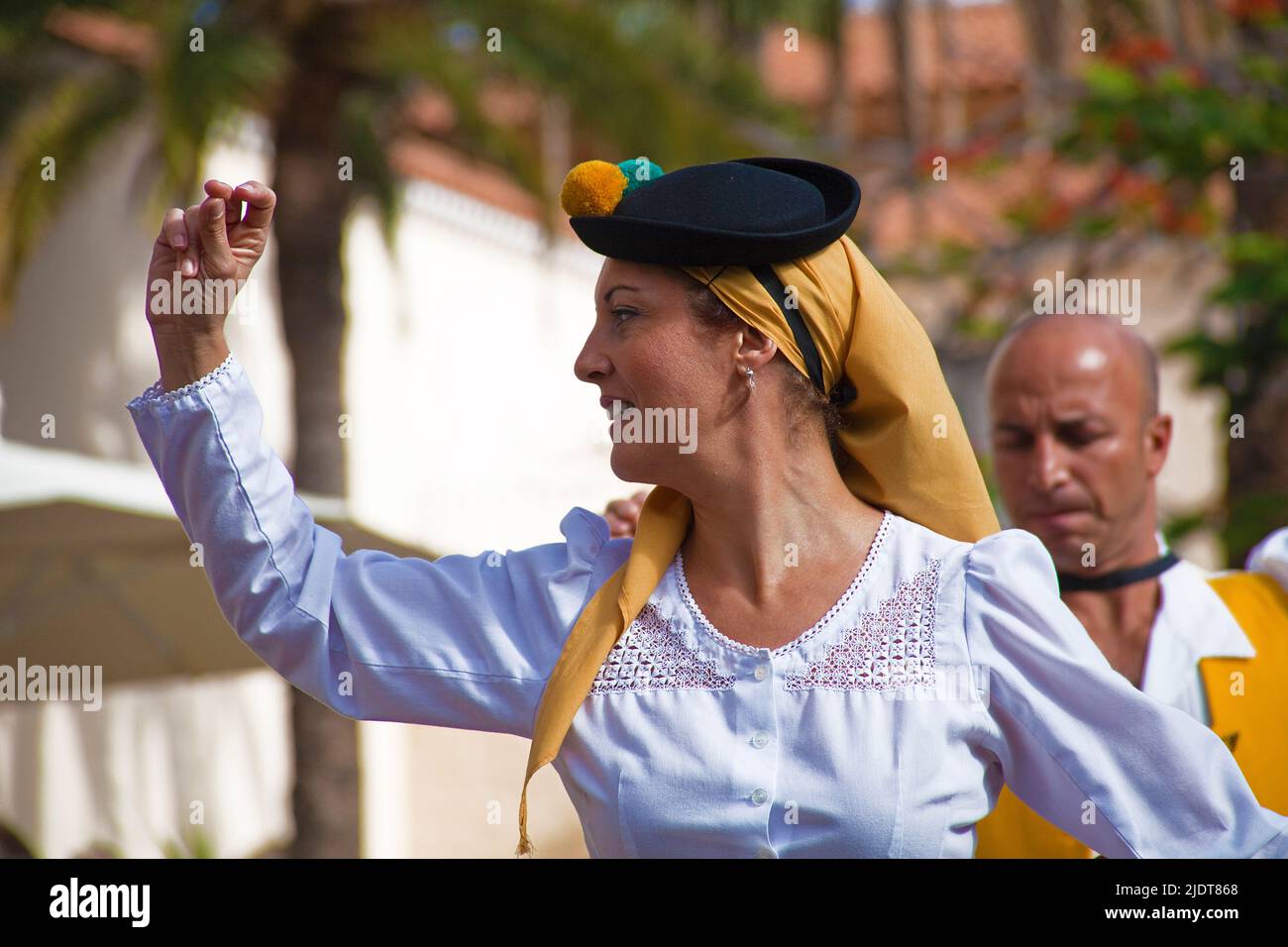 Folklore-Show im Pueblo Canario, tanzende Frau in traditioneller Tracht im Parque Doramas, Las Palmas, Grand Canary, Kanarische Inseln, Spanien, Europa Stockfoto