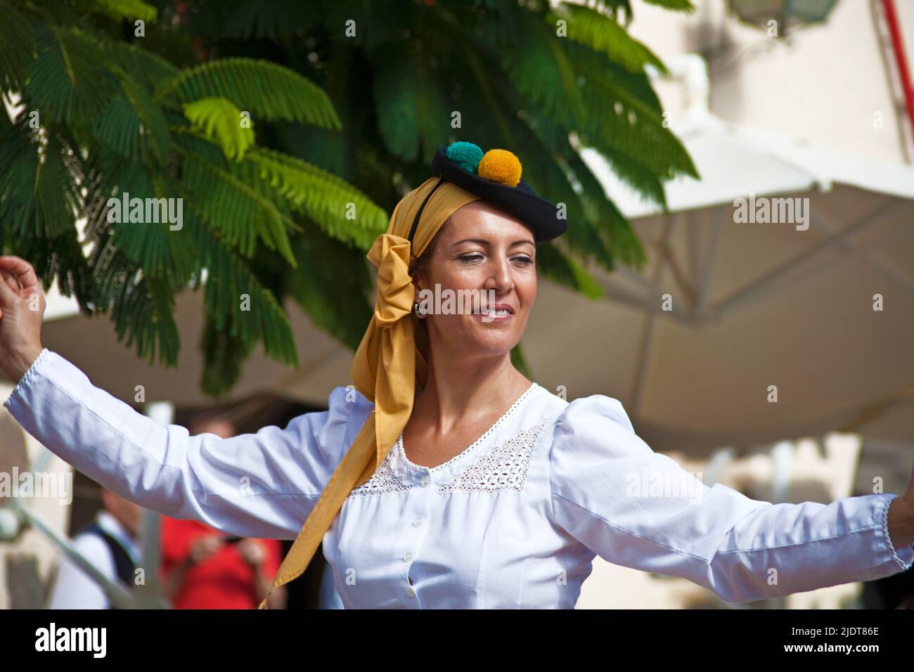Folklore-Show im Pueblo Canario, tanzende Frau in traditioneller Tracht im Parque Doramas, Las Palmas, Grand Canary, Kanarische Inseln, Spanien, Europa Stockfoto