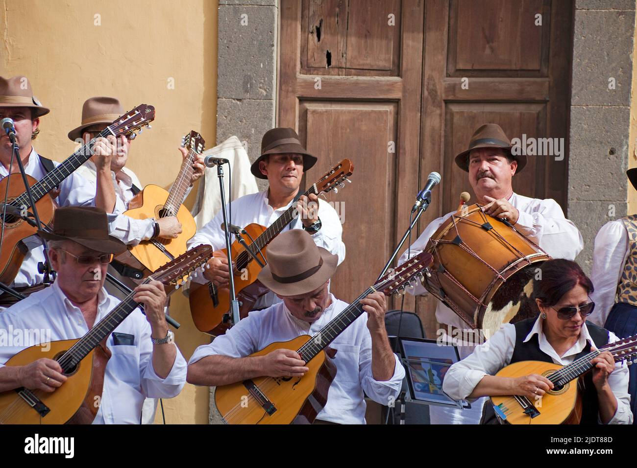 Folklore-Show auf der Plaza del Pilar Nuevo, Musiker mit traditionellen Kostümen, Plaza del Pilar Nuevo, Vegueta, Las Palmas, Grand Canary, Kanarische Inseln Stockfoto