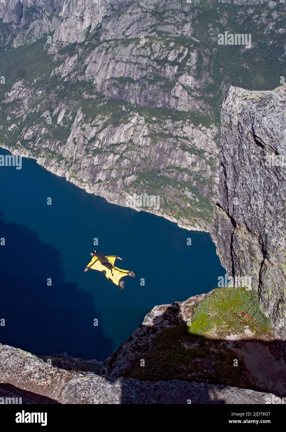 Fallschirmspringen von Kjaerag am Lysefjorden, von 1000 Metern über dem Meeresspiegel direkt in den Fjord. Stockfoto