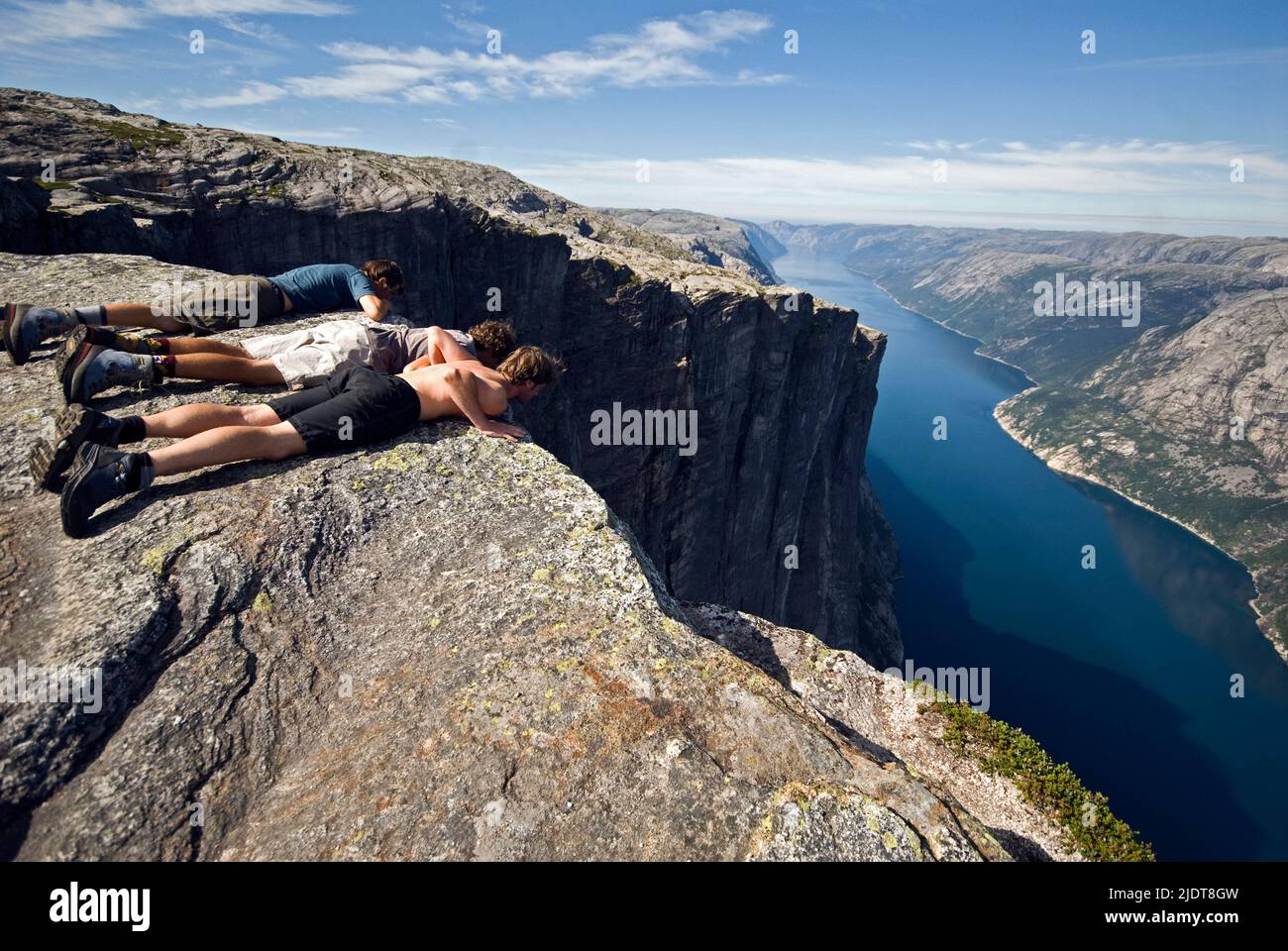 Sky-divers mit Blick auf die Bedingungen vor ihrem ersten Sprung von heute. Kjaerag im Lysefjord 1000 Meter über dem Meeresspiegel. Stockfoto