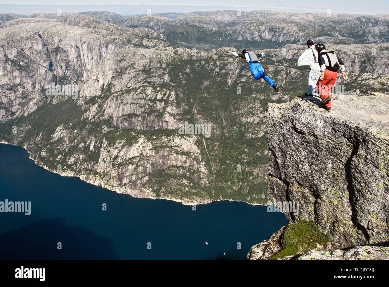 Fallschirmspringen von Kjaerag im Lysefjord aus, beginnend auf 1000 Meter über dem Meeresspiegel, und endet direkt in den Fjord. Stockfoto