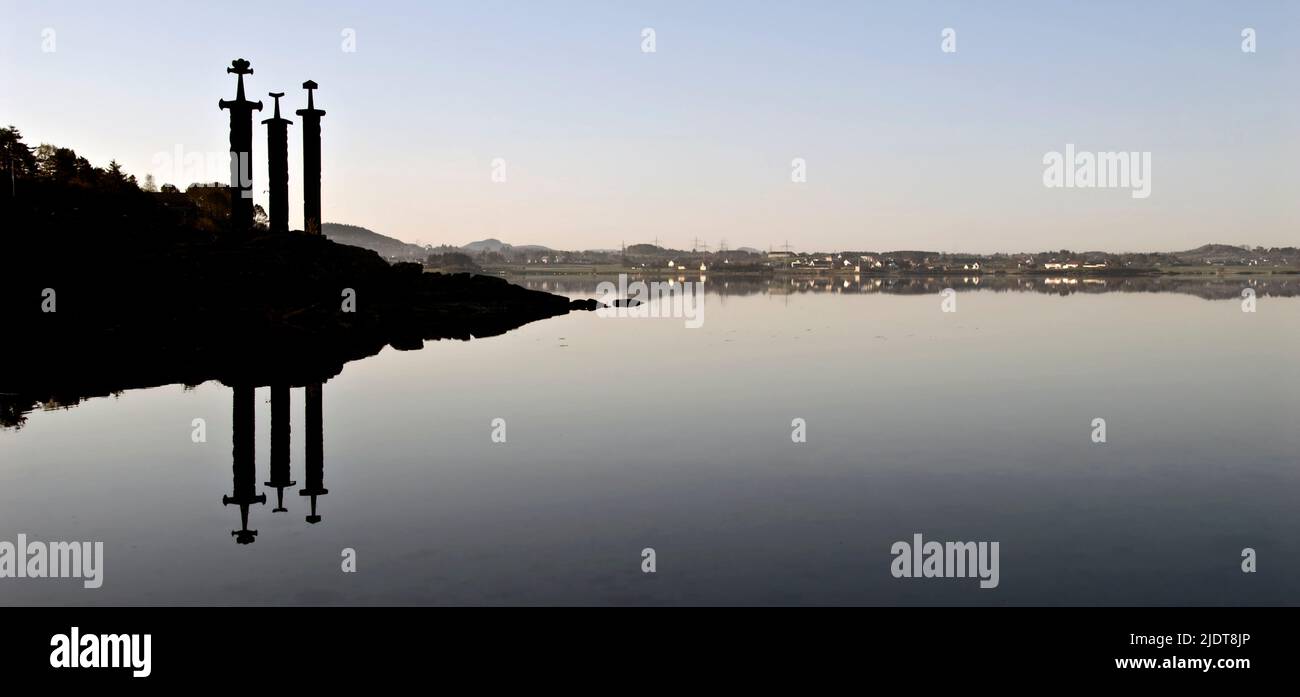 Das Denkmal „Sverd i Stein“ von Fritz Røed zeigt drei wikingerschwerter im Hafrsfjord nahe Stavanger in Westnorwegen. Stockfoto