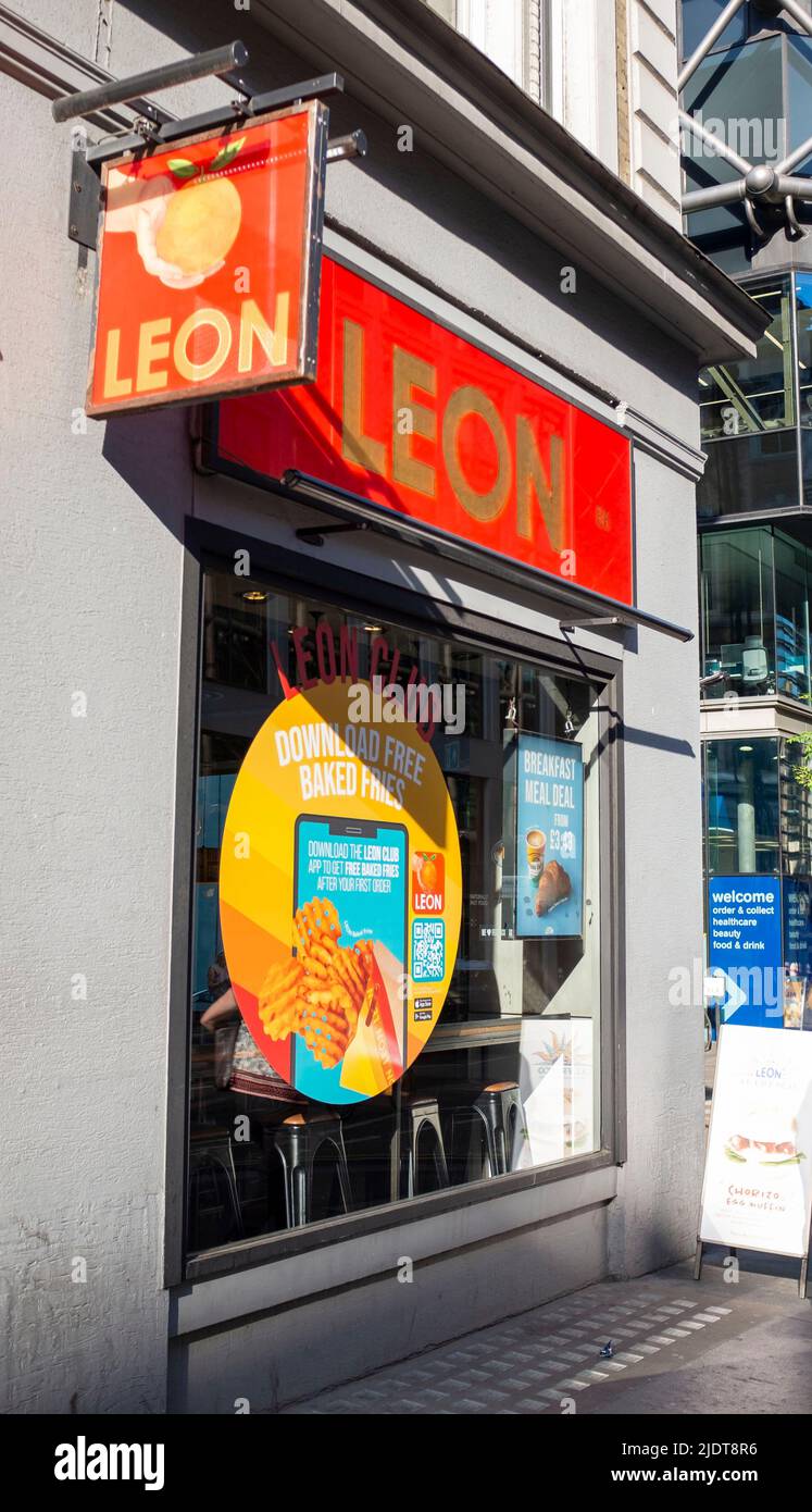 Leon Café-Geschäft in St. Pauls in London, England Großbritannien - Leon ist eine 2004 gegründete Fast-Food-Kette mit Sitz im Vereinigten Königreich Stockfoto