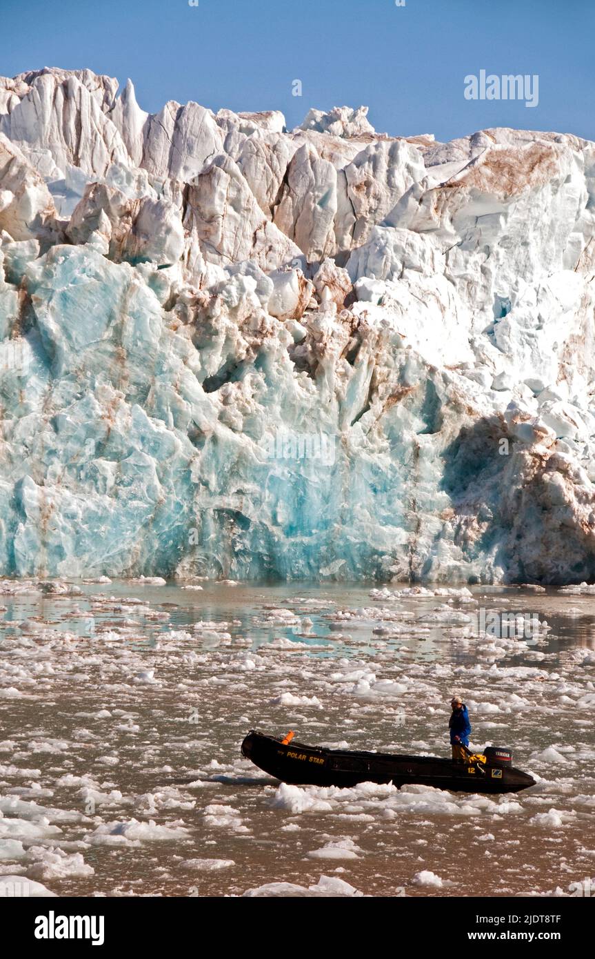 Tierkreis und Fahrer vor dem atemberaubenden King's Glacier im King's Fjord, West Spitzbergen, Svalbard Stockfoto