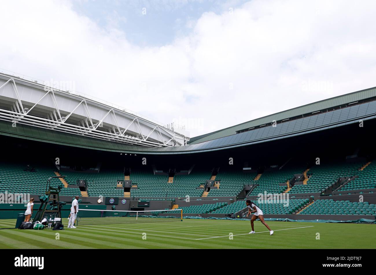 Coco Gauff übt auf Platz 1 vor der Wimbledon-Meisterschaft 2022 beim All England Lawn Tennis and Croquet Club in Wimbledon. Bilddatum: Donnerstag, 23. Juni 2022. Stockfoto