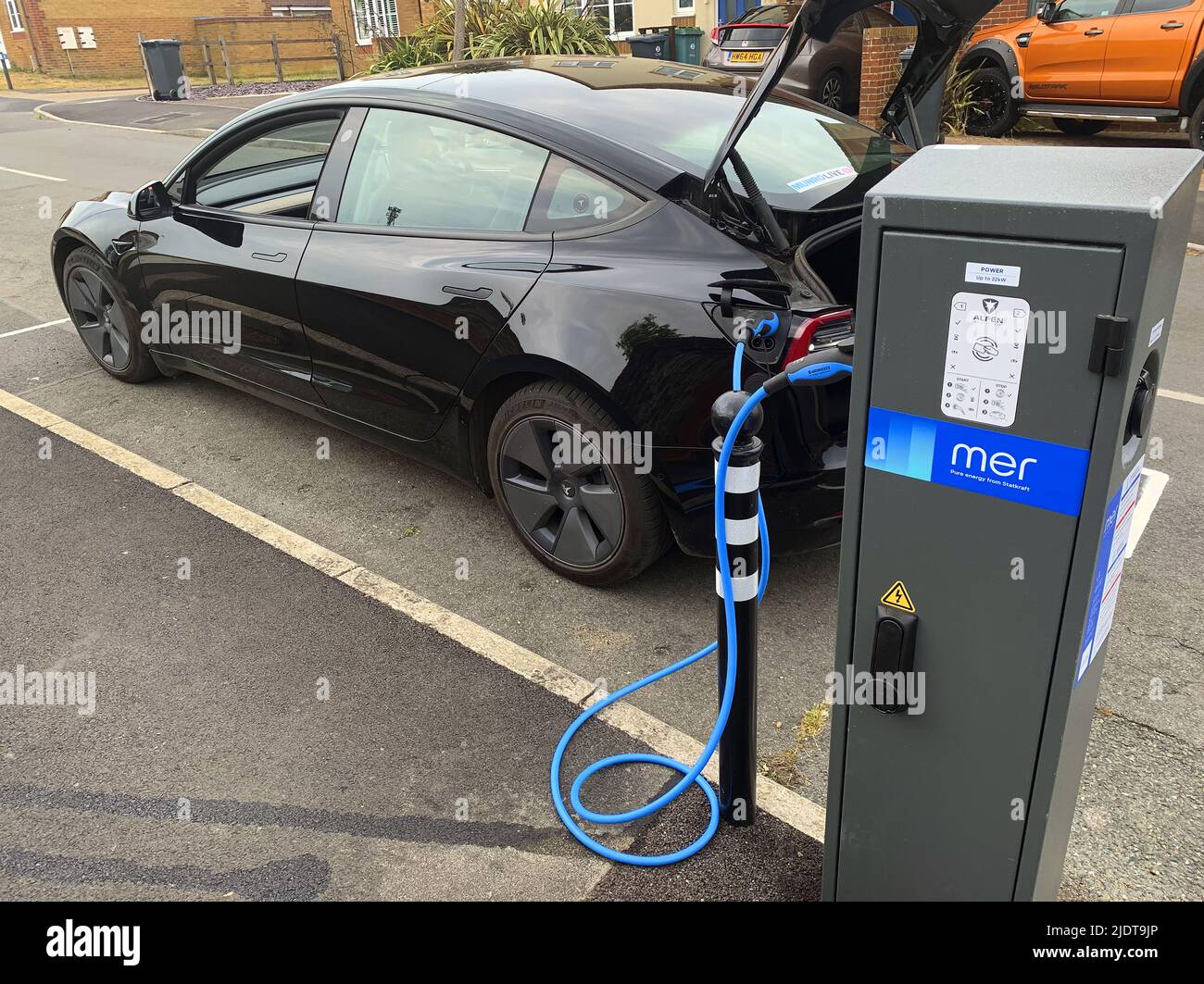 Tesla, Modell 3, schwarz, laden, Straße, MER, rat, Ladegerät, 22 kwh, zwanzig, zwei, 22, Kilowatt, Stunde, Cowes, Isle of Wight, England, Großbritannien, Großbritannien, Großbritannien, Stockfoto