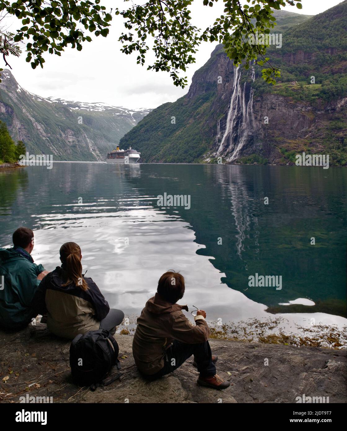 Kreuzfahrt-Schiff auf dem Weg in geirangerfjord, Westnorwegen und vorbei an dem Wasserfall namens Seven Sisters. Stockfoto