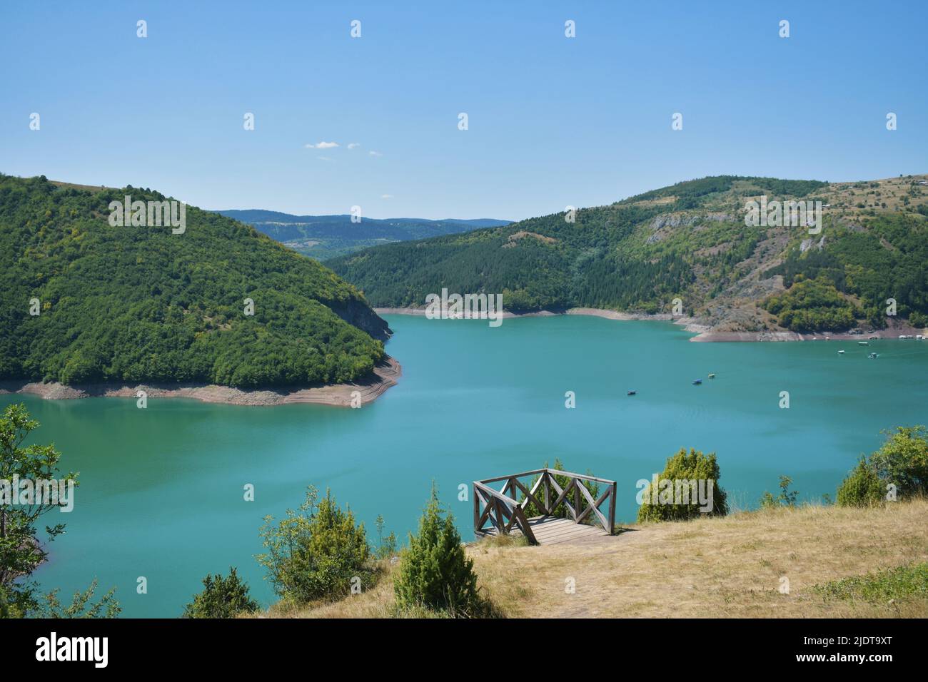 Der Uvac ist ein Fluss, der unter dem Berg Golija und der Hochebene Pešter aufsteigt und durch das westliche Serbien fließt und in das östliche Bosnien und Herzegowina übergeht. Stockfoto