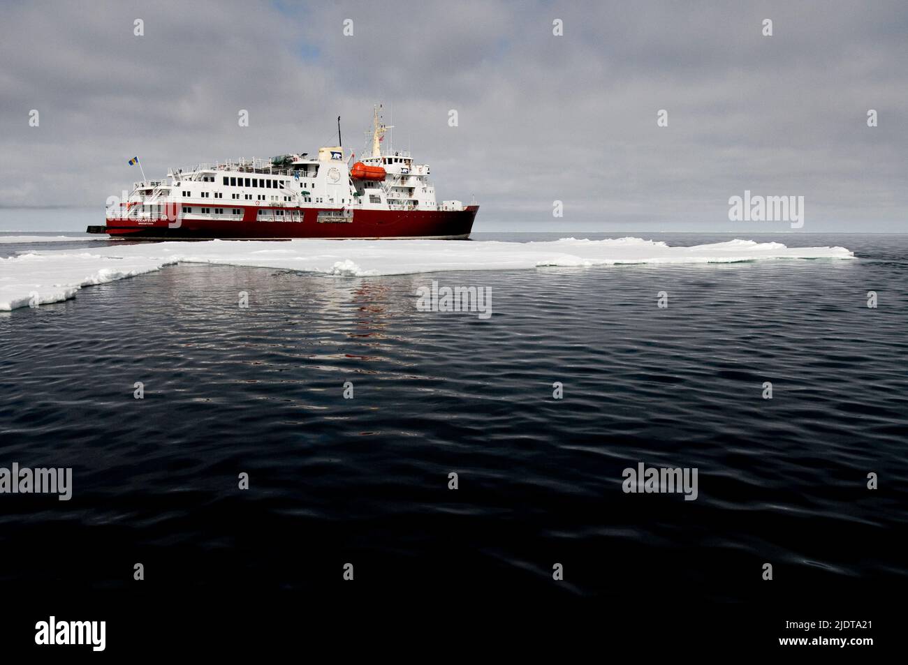 Das Touristenschiff M/S Polarstern im Packeis bei 80 Grad nördlich von Spitzbergen, Spitzbergen. Stockfoto