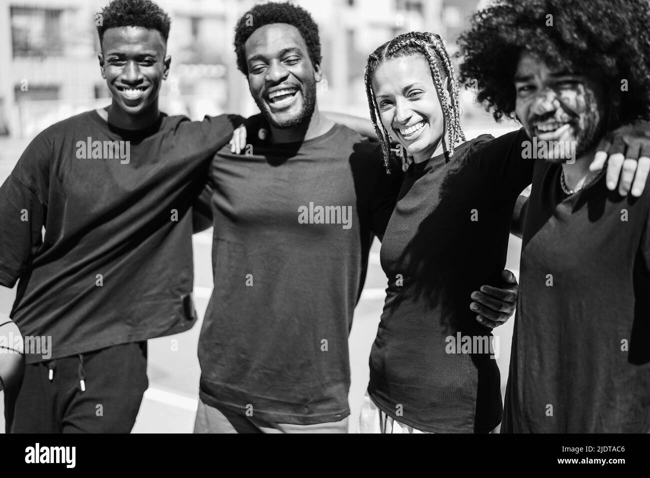 Afrikanische Freunde spielen Basketball im Freien - Fokus auf Mädchen Gesicht - Schwarz-Weiß-Schnitt Stockfoto