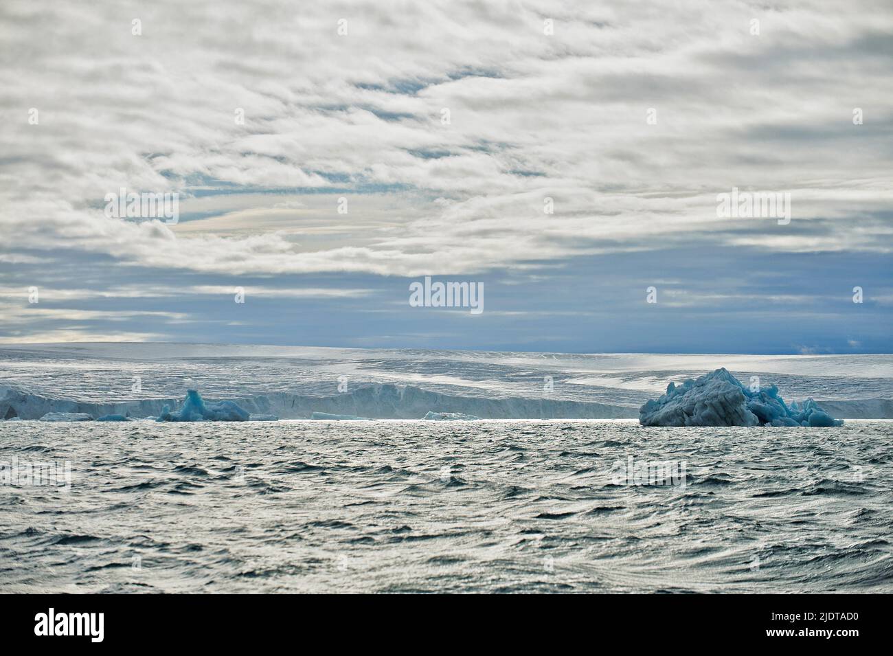 Der riesige Gletscher Nordaustfonna von Kapp Laura am Nordaustlandet i Juli 2012 aus gesehen. Stockfoto