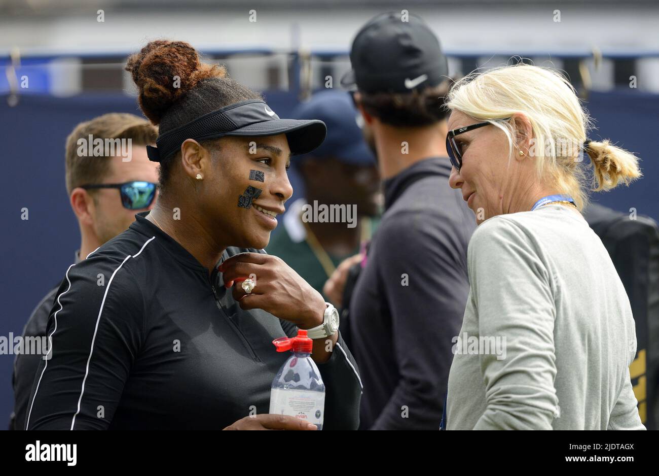Serena Williams (USA) mit Renae Stubbs (australische WTA-Trainerin) auf dem  Übungsplätzen Eastbourne, 2022 - Pflaster auf dem Gesicht klebend  Stockfotografie - Alamy