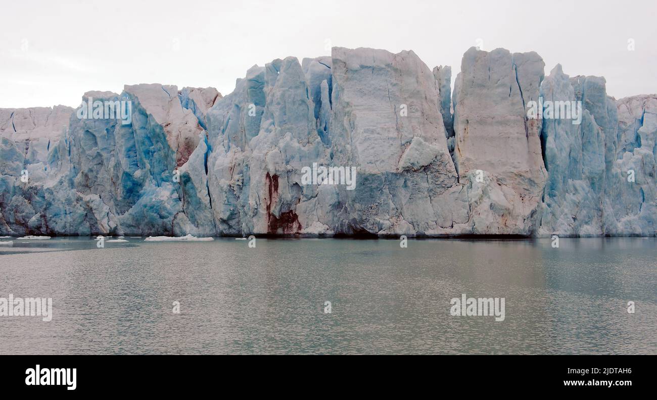 Ein Teil der Gletscherfront des 14.-Juli-Gletschers in Krossfjord, West Spitzbergen, Spitzbergen Anfang August 2012. Stockfoto