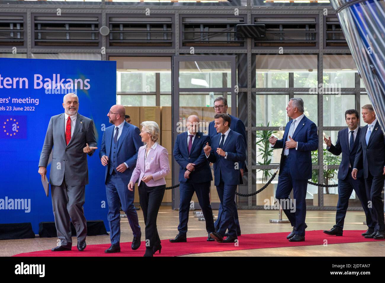 Brüssel, Belgien. 23.. Juni 2022. Der albanische Premierminister Edi Rama, der ehemalige Premierminister Charles Michel, die Präsidentin der Europäischen Kommission, Ursula von der Leyen, Dimitar Kovacevski, der serbische Präsident Aleksandar Vucic, der französische Präsident Emmanuel Macron, der montenegrinische Präsident Milo Dukanovic, Didier Seeuws, Dzaferovic Sefik, Das Familienbild und die Zeit für ein EU-Westbalkan-Treffen vor dem Europäischen rat in Brüssel am Donnerstag, den 23. Juni 2022. Kredit: Belga Nachrichtenagentur/Alamy Live Nachrichten Stockfoto