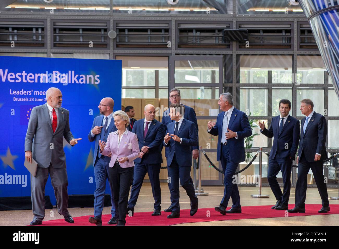 Brüssel, Belgien. 23.. Juni 2022. Der albanische Premierminister Edi Rama, der ehemalige Premierminister Charles Michel, die Präsidentin der Europäischen Kommission, Ursula von der Leyen, Dimitar Kovacevski, der serbische Präsident Aleksandar Vucic, der französische Präsident Emmanuel Macron, der montenegrinische Präsident Milo Dukanovic, Didier Seeuws, Dzaferovic Sefik, Das Familienbild und die Zeit für ein EU-Westbalkan-Treffen vor dem Europäischen rat in Brüssel am Donnerstag, den 23. Juni 2022. Kredit: Belga Nachrichtenagentur/Alamy Live Nachrichten Stockfoto