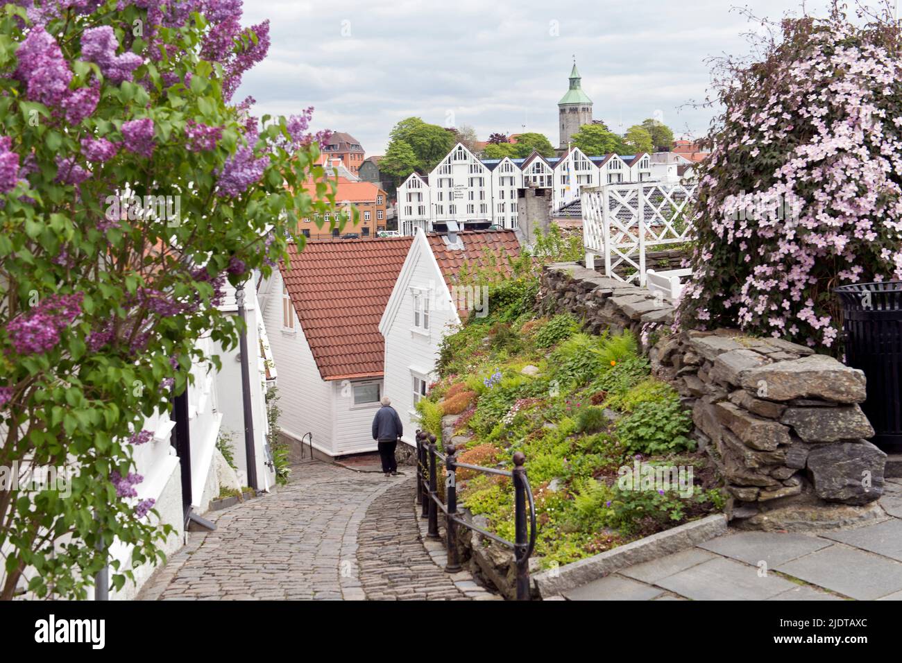 Häuser und enge Straßen in der Altstadt von Stavanger Norwegen, lokal bekannt als "Gamle Stavanger". Die 173 Gebäude stammen aus den Jahren 1700 und 1800 Stockfoto