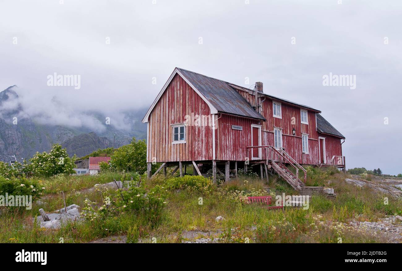 Die alte Fischerhütte Simonbua bei Henningsvaer Lofoten Norwegen. Foto vom Juni 2008. Stockfoto