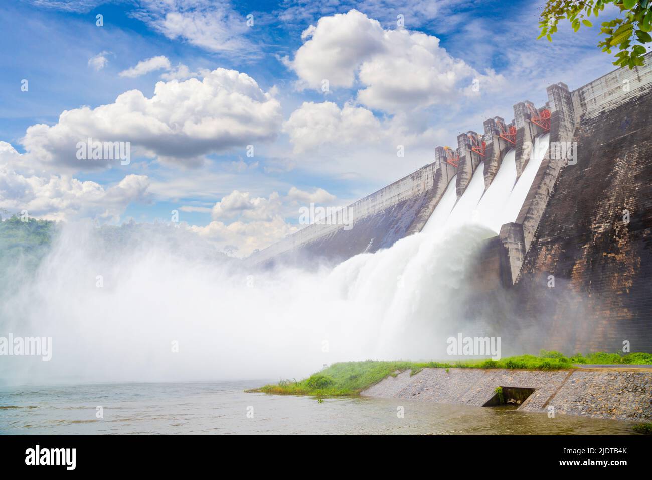 Der Damm Khun Dan Prakarn Chon ist ein Damm mit Wasserkraftwerk und Bewässerung und Hochwasserschutz im Bezirk Nakhon Nayok Provinz, T Stockfoto