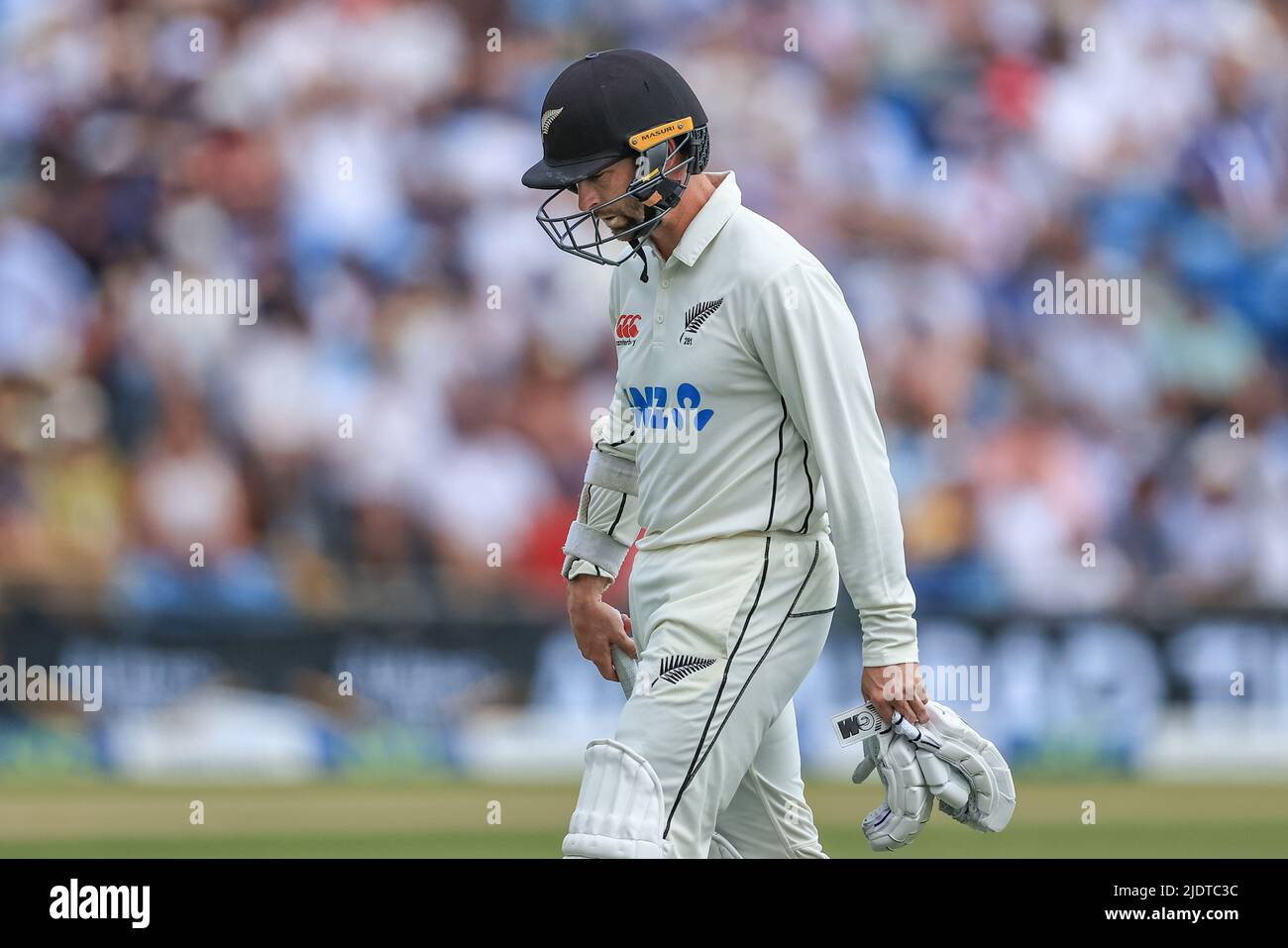 Leeds, Großbritannien. 23.. Juni 2022. Ein niedergebeugt Devon Conway aus Neuseeland verlässt das Feld, nachdem er von Jamie Overton aus England gebeugt wurde Kredit: Nachrichtenbilder /Alamy Live Nachrichtenquelle: Nachrichtenbilder /Alamy Live News Stockfoto