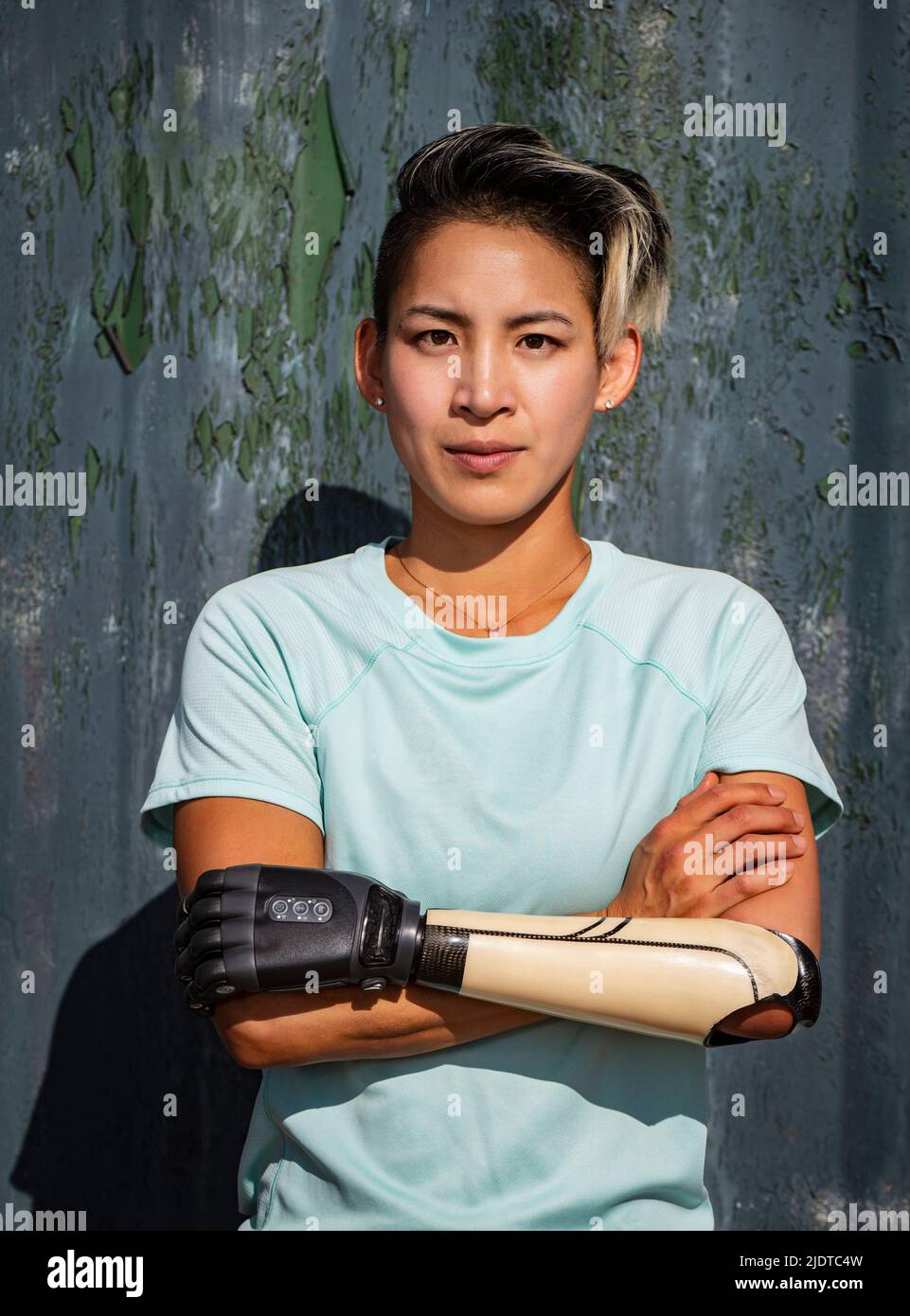Porträt einer Sportlerin mit Armprothesen Stockfoto