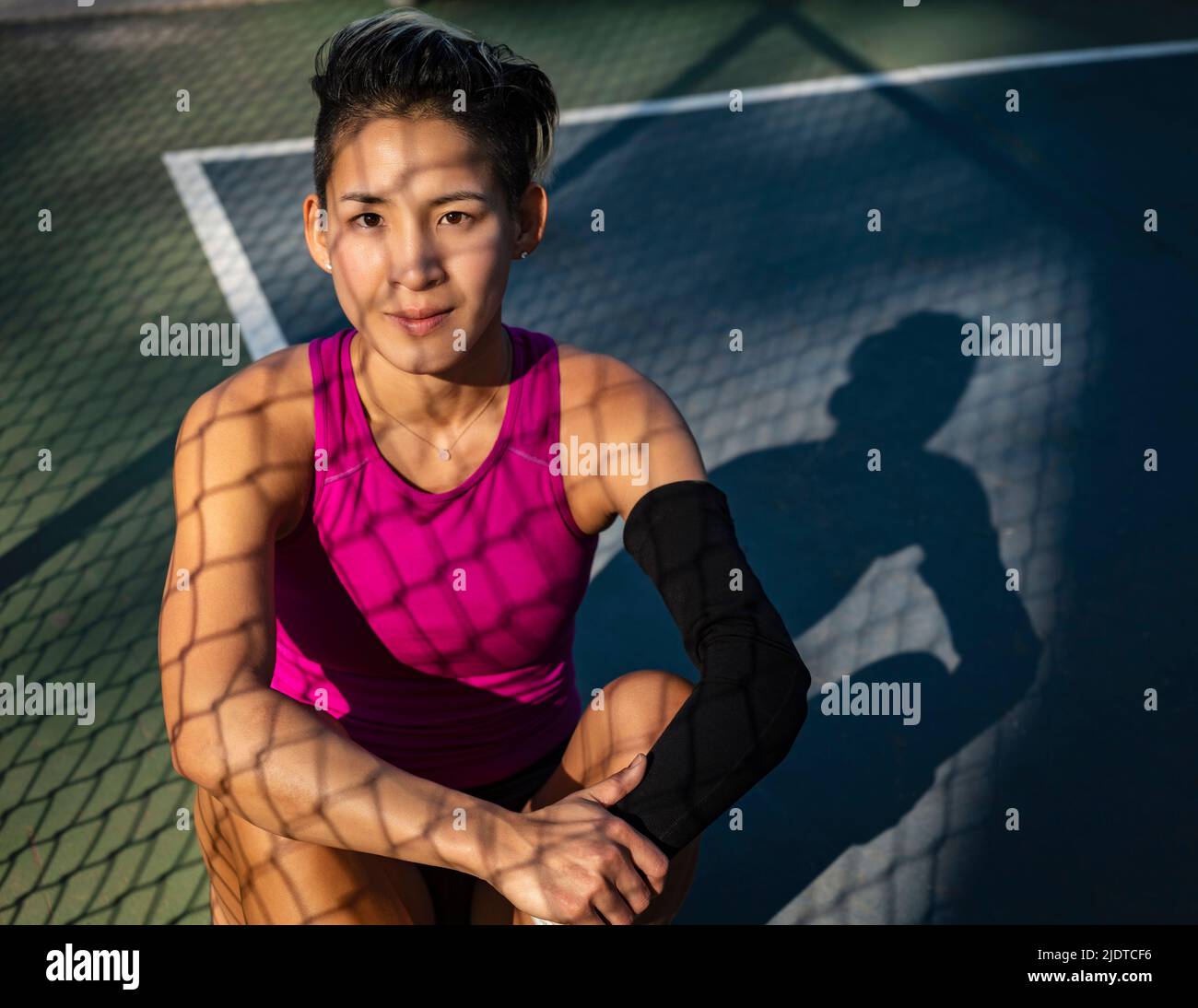 Porträt einer Sportlerin mit amputierter Hand Stockfoto