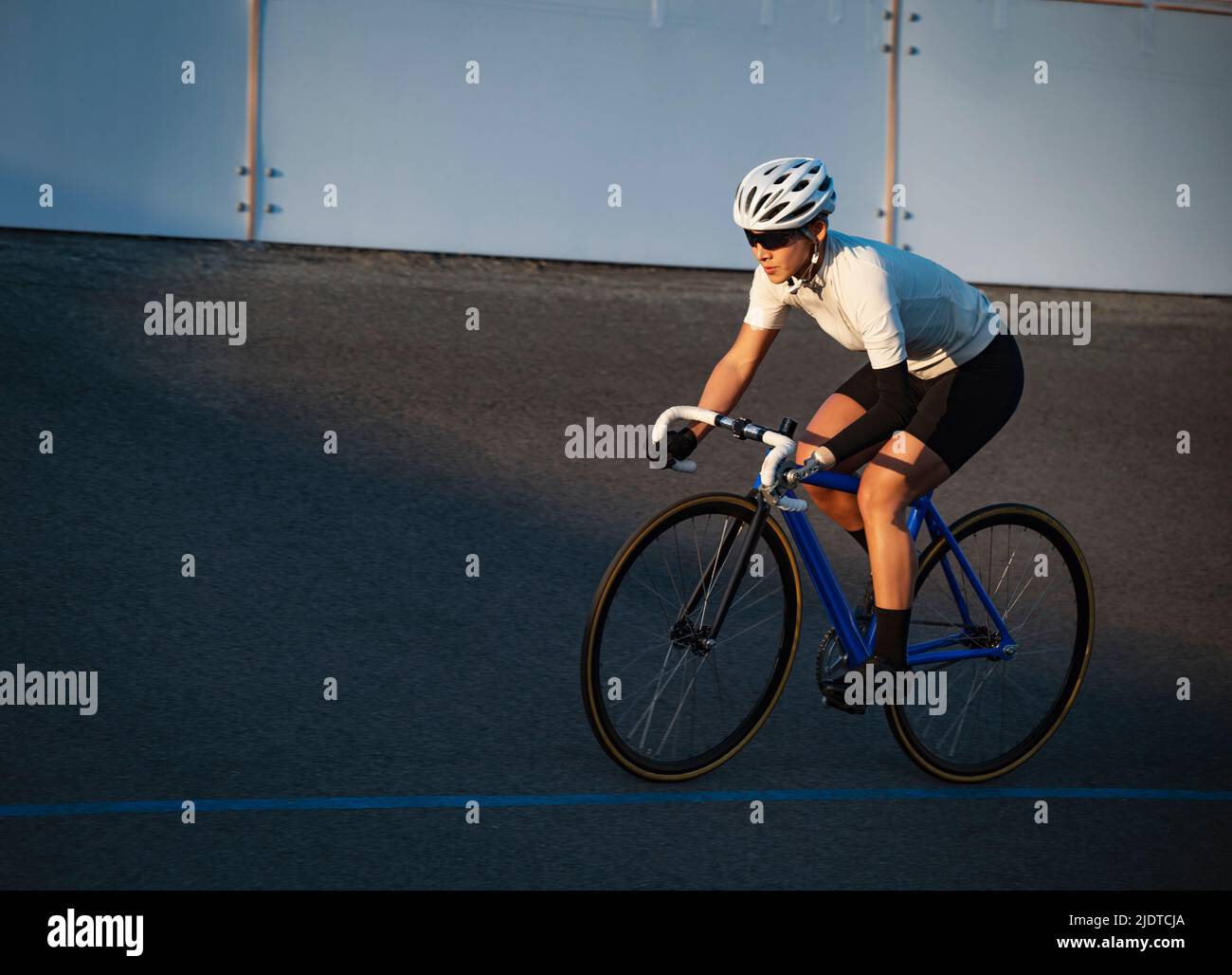 Sportlerin mit Armprothesen-Fahrrad Stockfoto