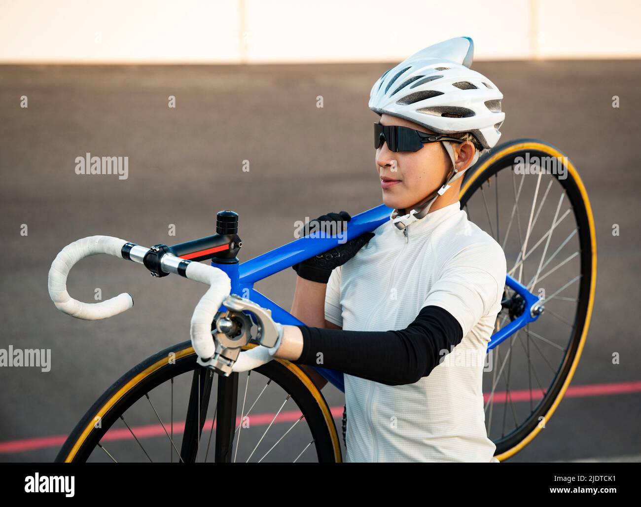 Sportlerin mit Armprothese und Fahrrad Stockfoto