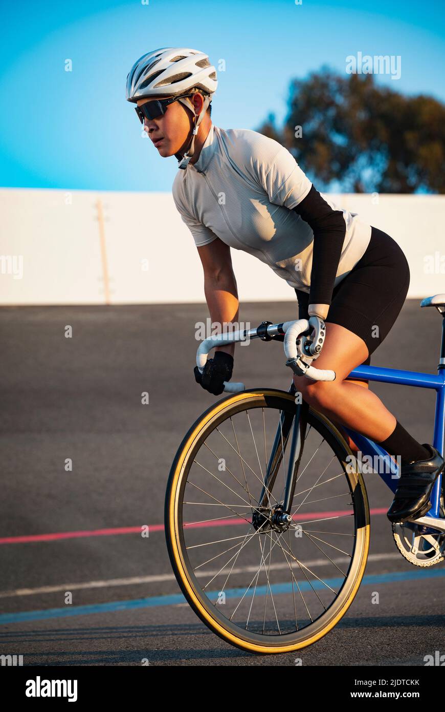 Sportlerin mit Armprothesen-Fahrrad Stockfoto