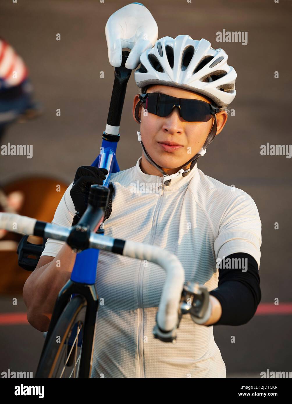 Sportlerin mit Armprothese und Fahrrad Stockfoto