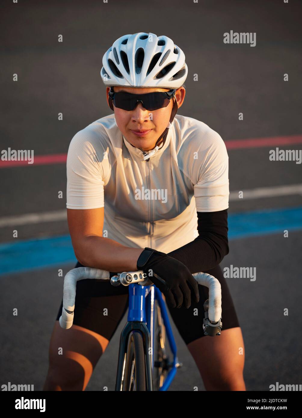 Porträt einer Sportlerin mit Armprothese auf dem Fahrrad Stockfoto