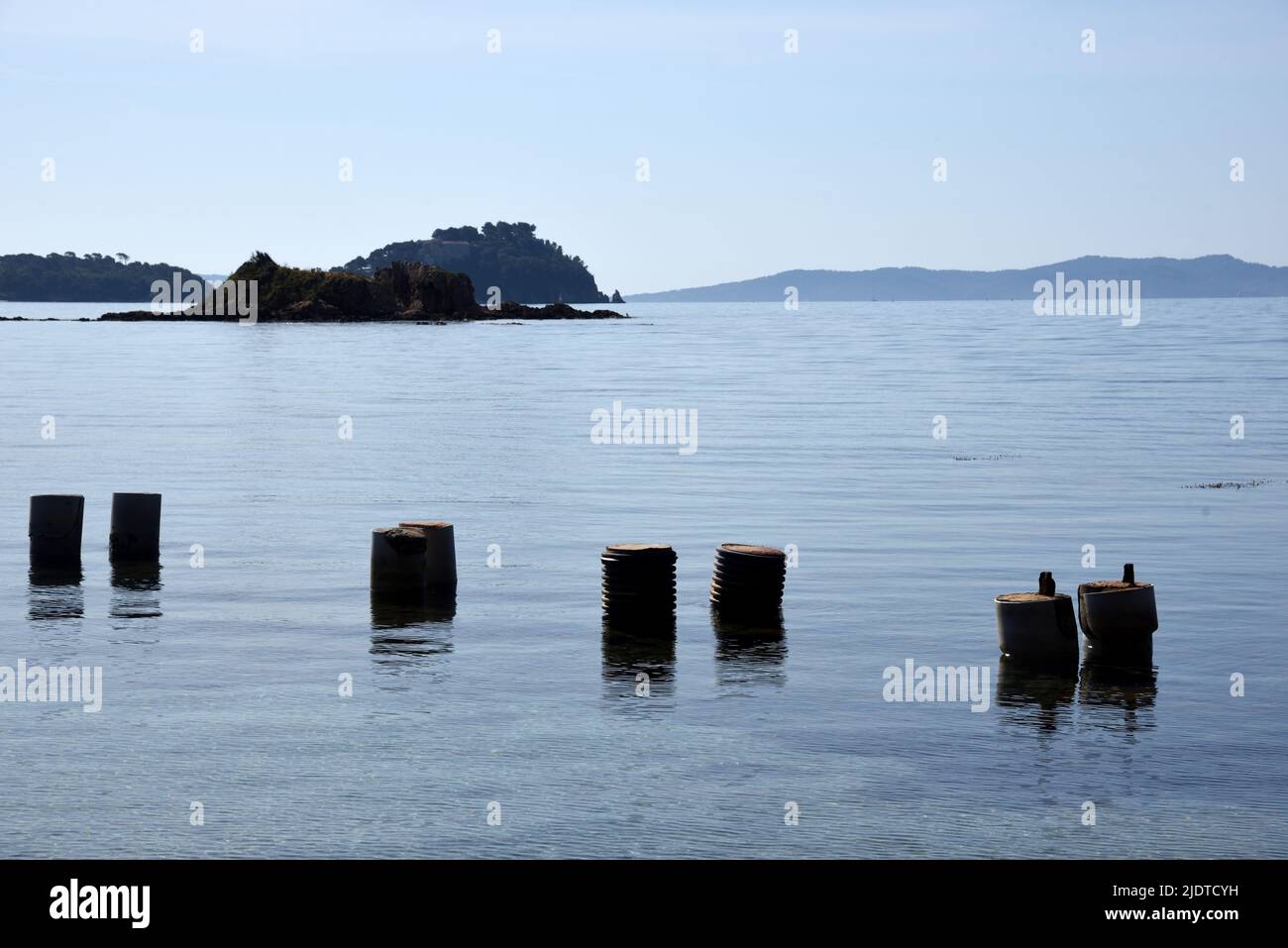 Alte Säulen der zerstörten oder verlassenen Landungsbrücke vor der Küste der Plage de La vinasse Bormes-les-Mimosas Mittelmeerküste Côte-d'Azur Französische Riviera Frankreich Stockfoto