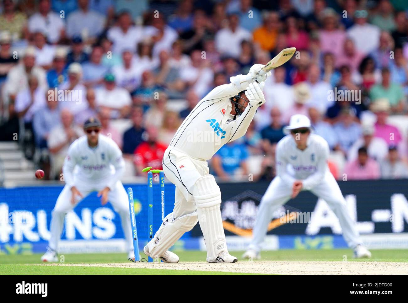 Am ersten Tag des dritten LV= Insurance Test Series Match im Emerald Headingley Stadium, Leeds, wird die neuseeländische Devon Conway von Englands Jamie Overton in den Bden gekelt. Bilddatum: Donnerstag, 23. Juni 2022. Stockfoto