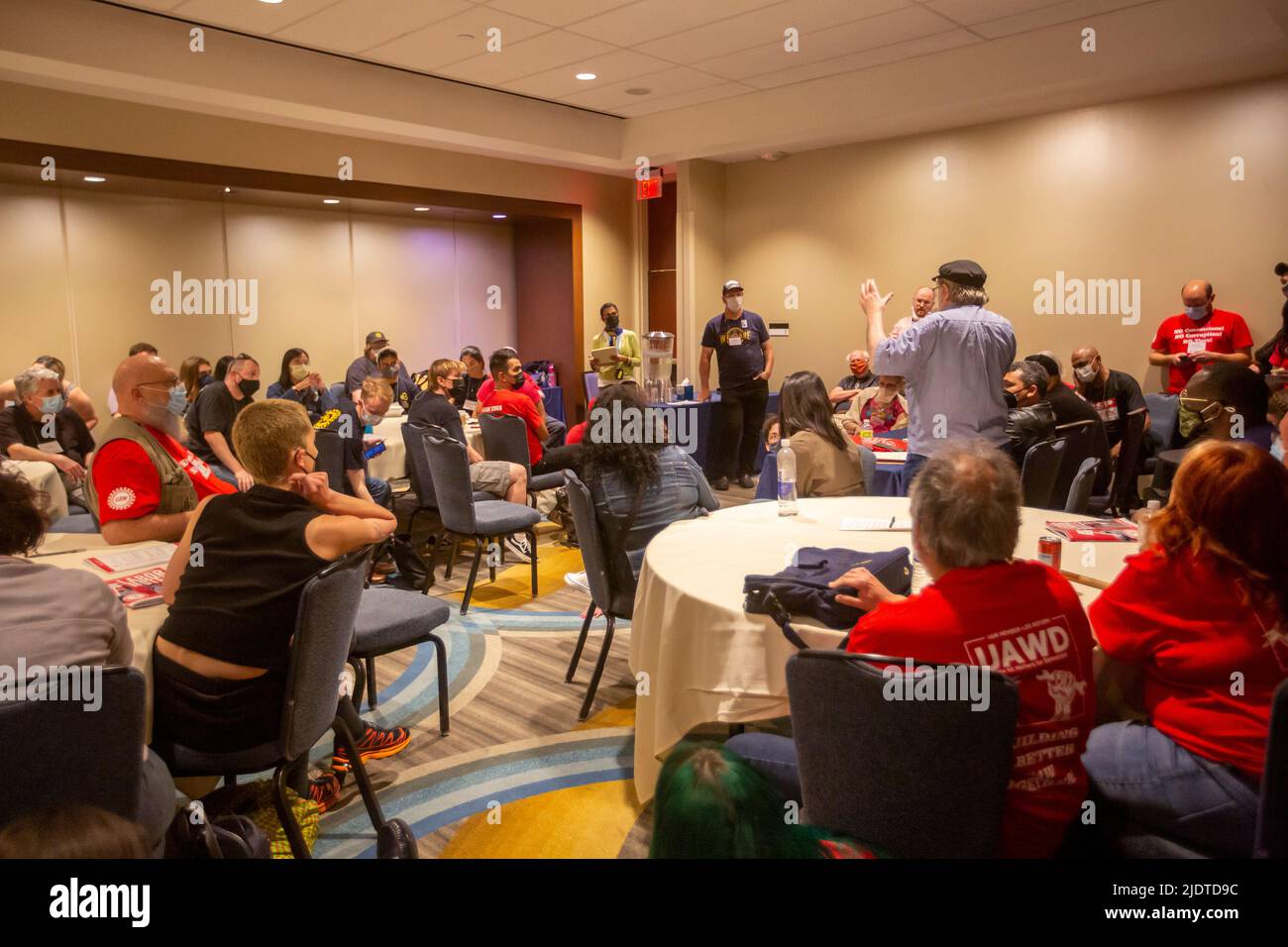 Chicago, Illinois - Mitglieder der Gewerkschaft United Auto Workers treffen sich während der Konferenz Labour Notes 2022, um über die bevorstehenden Wahlen in der UAW zu diskutieren. Stockfoto