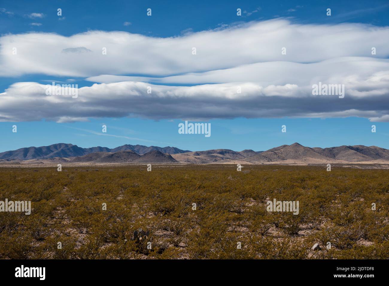 USA, New Mexico, Cuchillo, Wolken über der Wüstenlandschaft im Gila National Forest Stockfoto