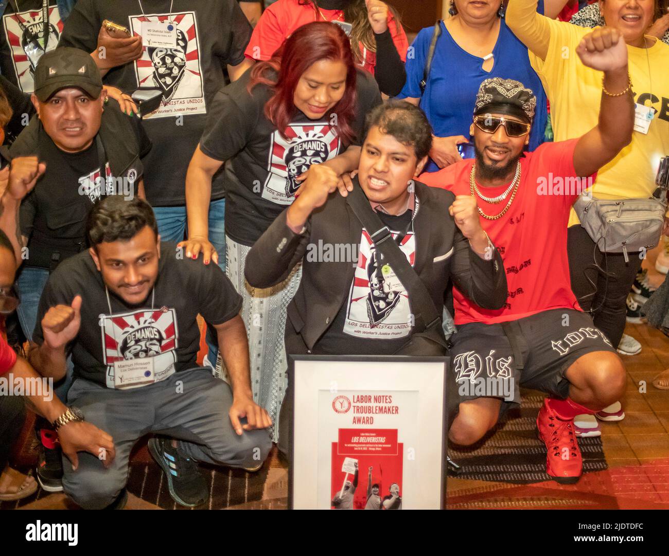 Chicago, Illinois - Chris Smalls (rotes Hemd), Präsident der Amazon Labour Union, posiert mit Mitgliedern von Deliveristas Unidos, einem New Yorker Lieferwerk Stockfoto