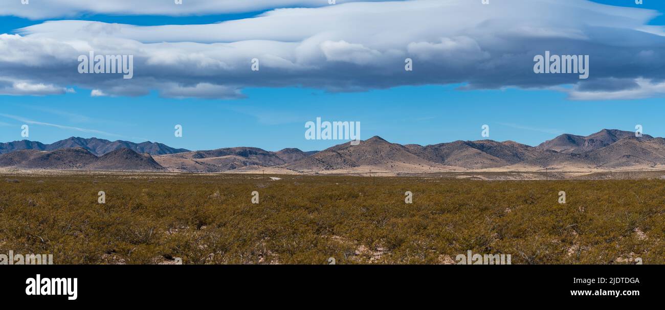USA, New Mexico, Cuchillo, Wolken über der Wüstenlandschaft im Gila National Forest Stockfoto