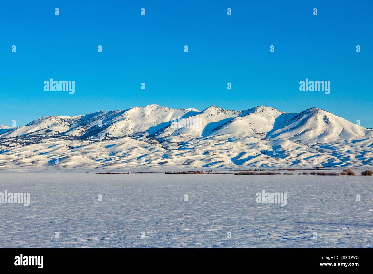 USA, Idaho, Fairfield, Snow Covered Field und Soldier Mountain an sonnigen Tagen Stockfoto