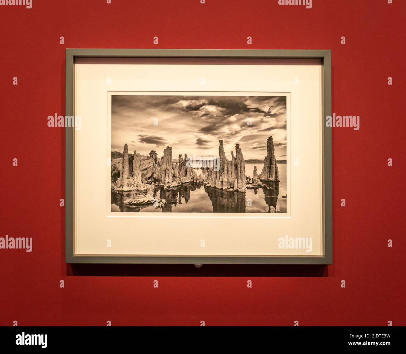 Foto „Mono Lake“ 2012– der Fotografin Cara Weston- Photo Festival Brescia- Ausstellung im Santa Giulia Museum von Brescia, Italien. Stockfoto