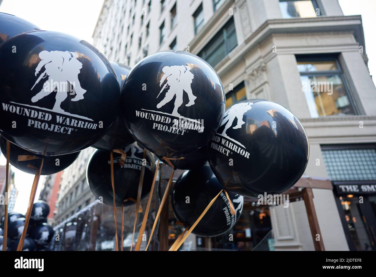 Manhattan, USA - 11. November 2021: Wounded Warrior Project Ballons. Veterans Day Parade in New York City. Hilfe für verwundete Veteranen Stockfoto